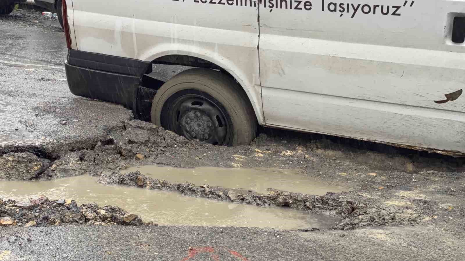 Arnavutköy'de yağış sonrası yol çöktü, hafif ticari araç çukura saplandı