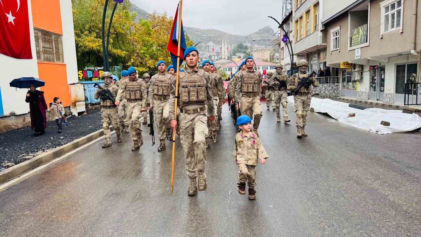 Beytüşşebap'ta minik çocuk yağmurlu havada askerlerin kortejine eşlik etti