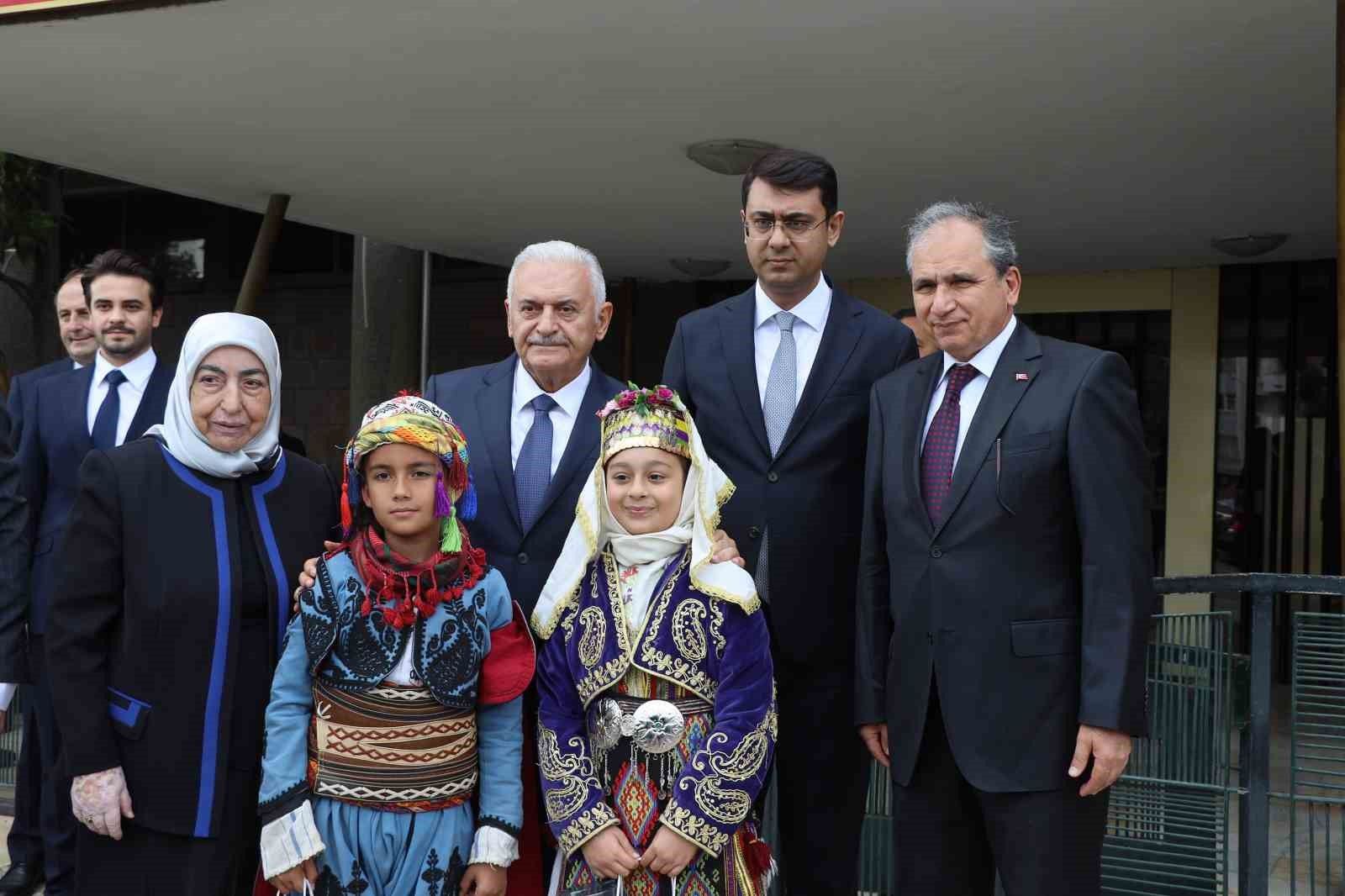Binali Yıldırım, Uşak'ta anaokulu açılışına katıldı