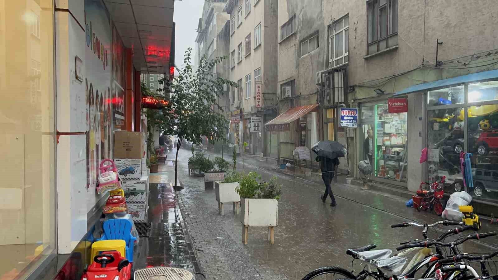 Bingöl'de beklenen sağanak başladı