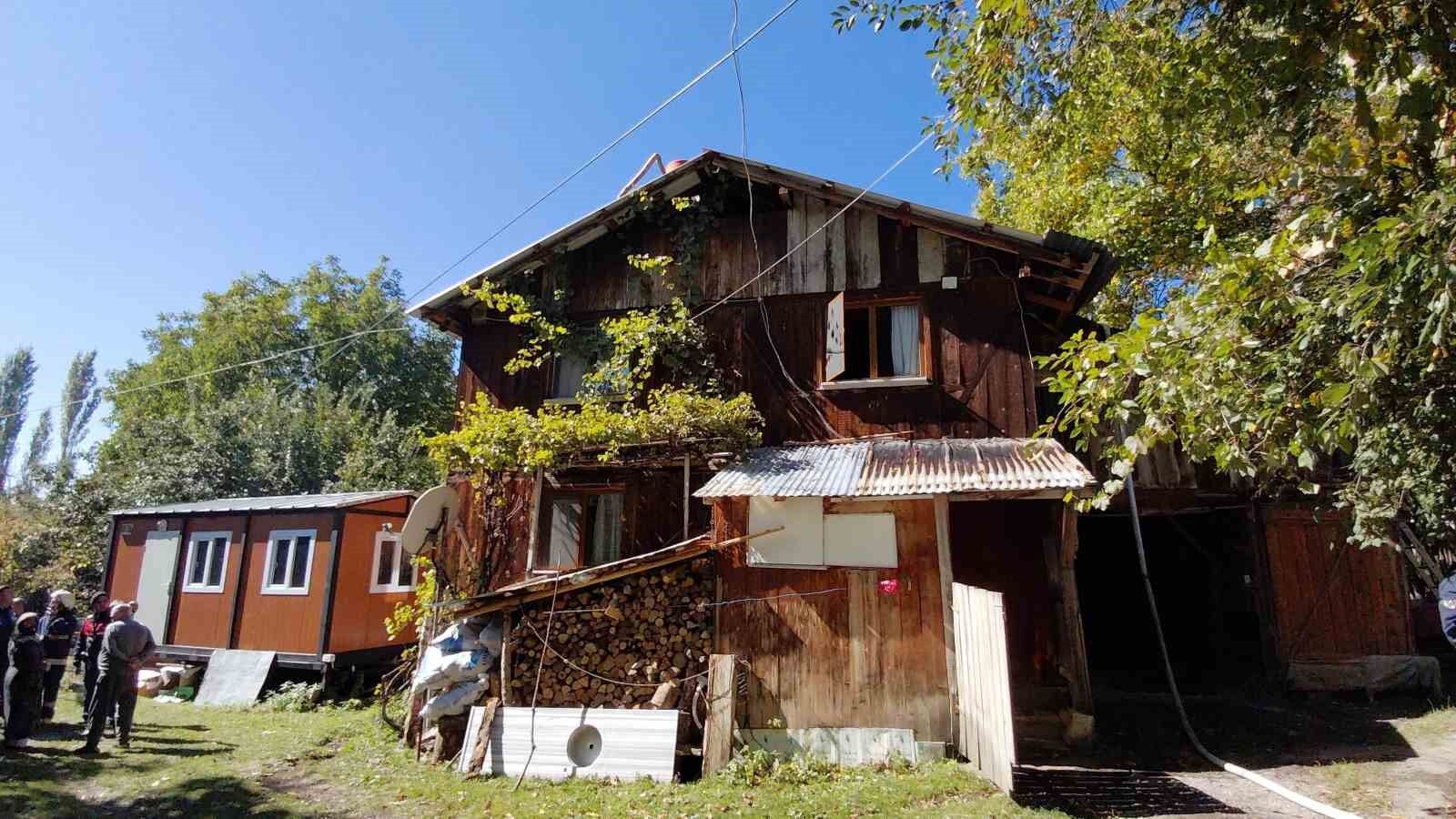 Bolu'da ahşap evde korkutan yangın: Köylüler faciayı önledi