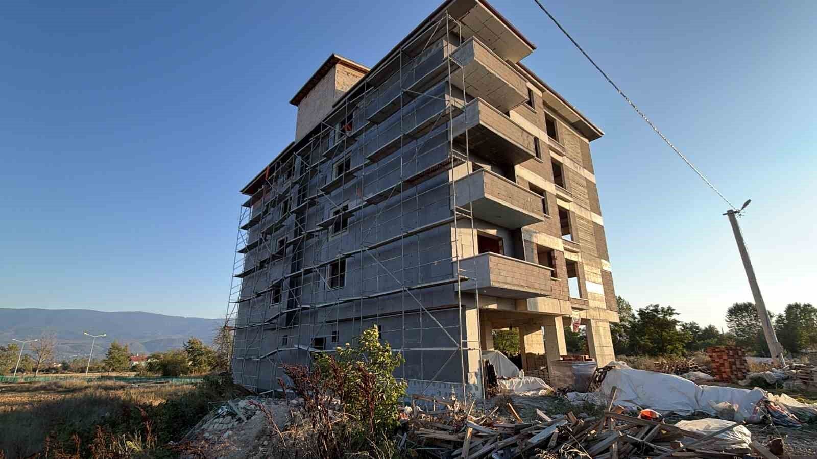 Bolu'da inşaatın 5. katından düşen işçi ağır yaralandı