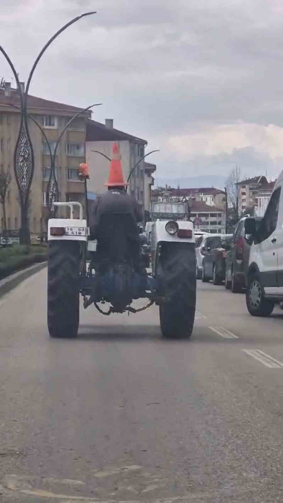 Bolu'da trafikte ilginç görüntü: Başına duba geçirip traktör sürdü