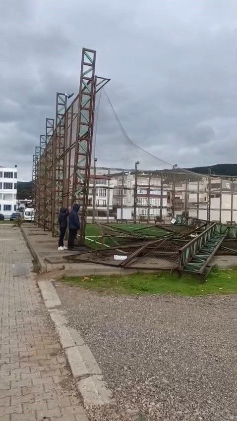 Bursa'da fırtına halı sahanın direklerini yıktı