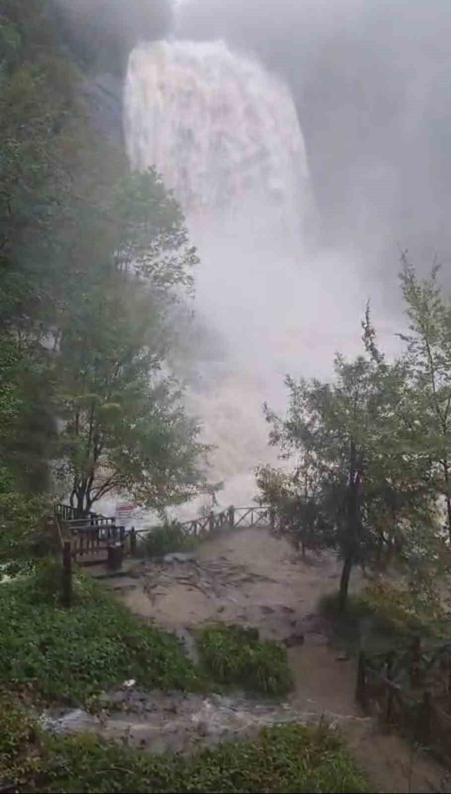 Bursa'da sağanak yağışın etkisiyle Suuçtu Şelalesi coştu