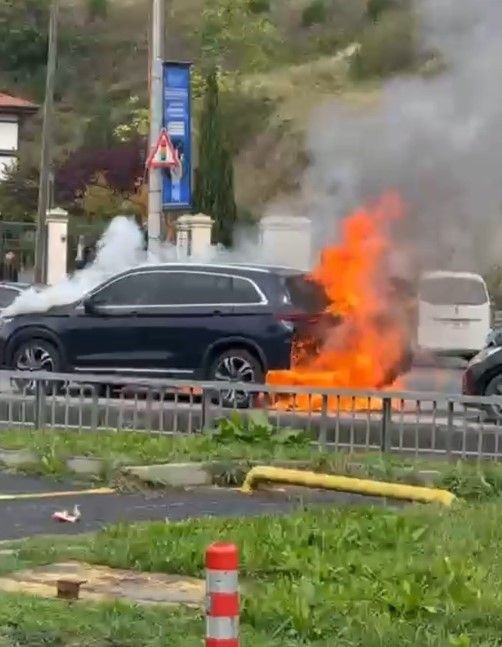 Eyüpsultan'da park halindeki araç alev alev yandı