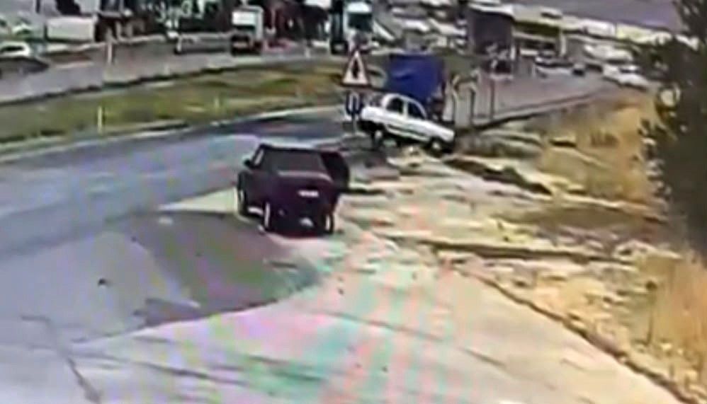 Gaziantep'te kontrolden çıkan araç menfeze uçtu: 2 kişinin yaralandığı kaza kamerada