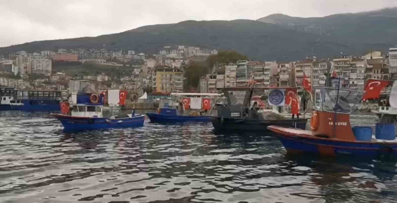 Gemlik'te tekne ve kayıklar Türk bayraklarıyla donatıldı
