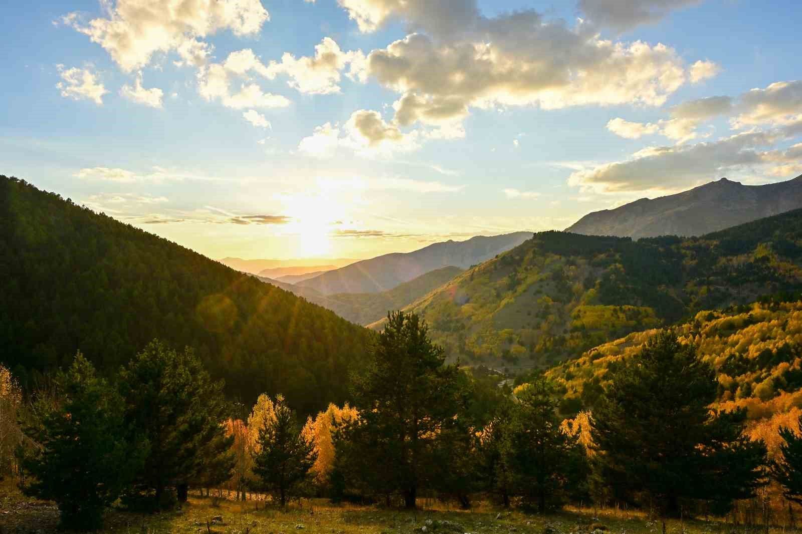 Gümüşhane'de sarıdan kızıla mest eden manzaralar