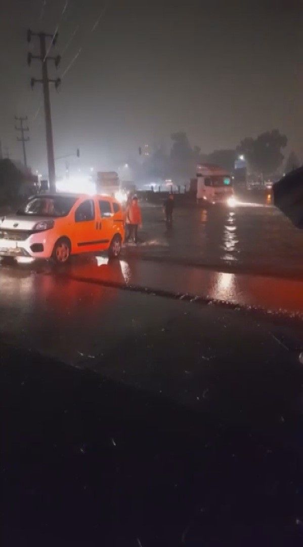 Hatay'da sağanak yağış yolları ve caddeleri göle çevirdi
