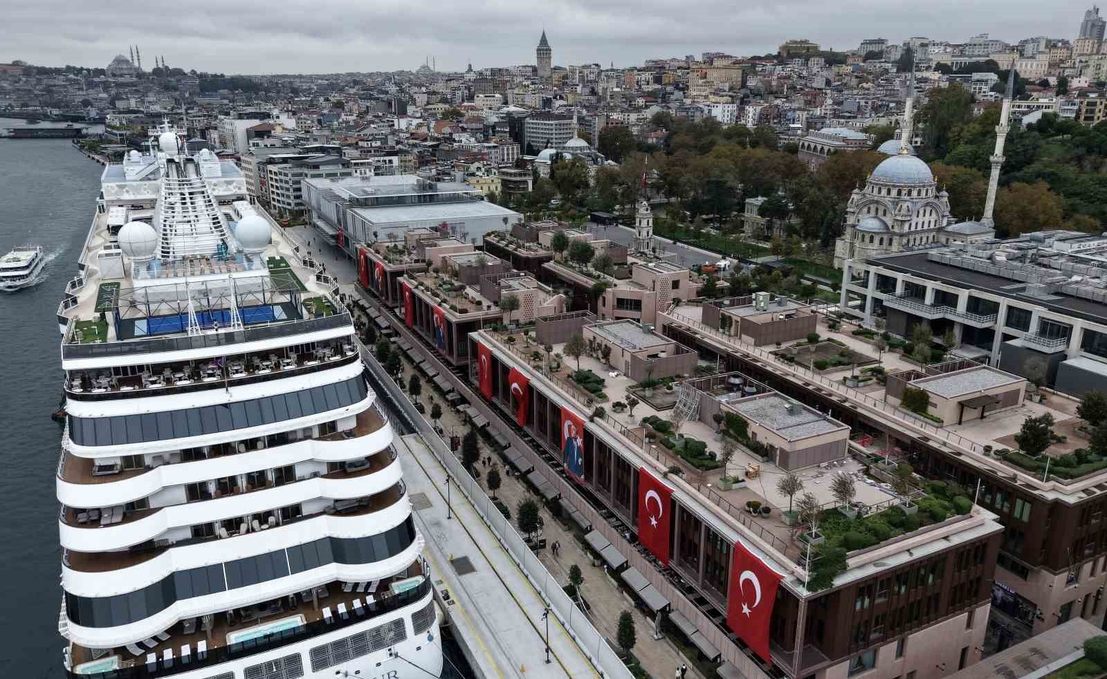İstanbul Türk bayraklarıyla donatıldı: İstiklal Caddesi'nden Galataport'a Cumhuriyet coşkusu