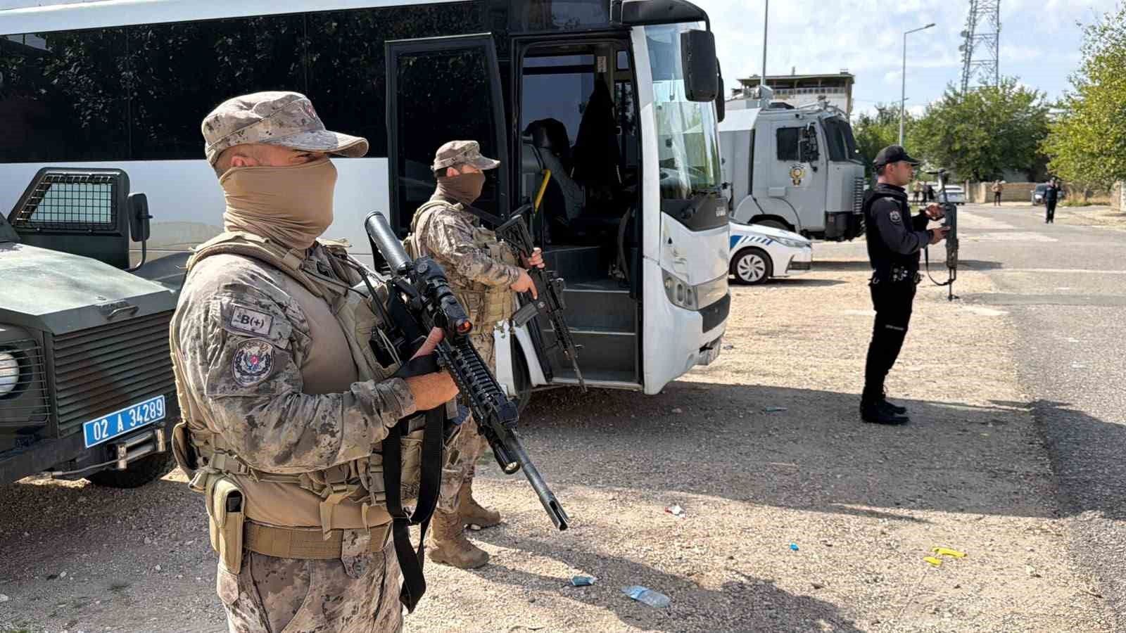 Mahalle abluka altına alındı