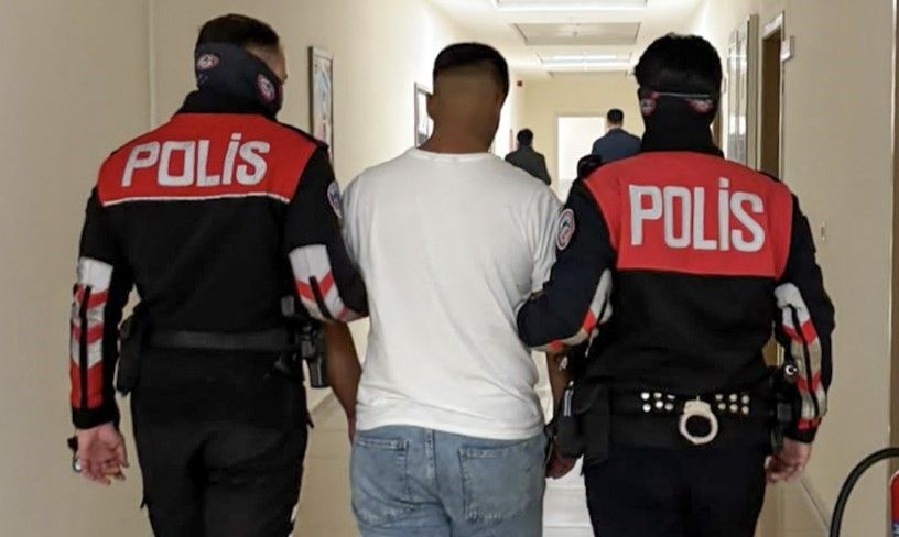Manisa'da 152 yıl hapis cezasıyla aranan 17 yaşındaki şüpheli parkta yakalandı
