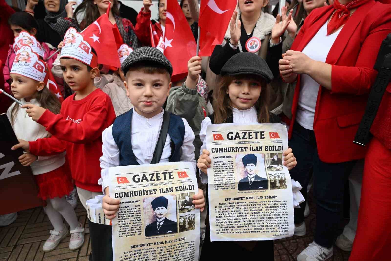 Manisa'da çocuklar cumhuriyeti tarihi gazetelerle kutladı