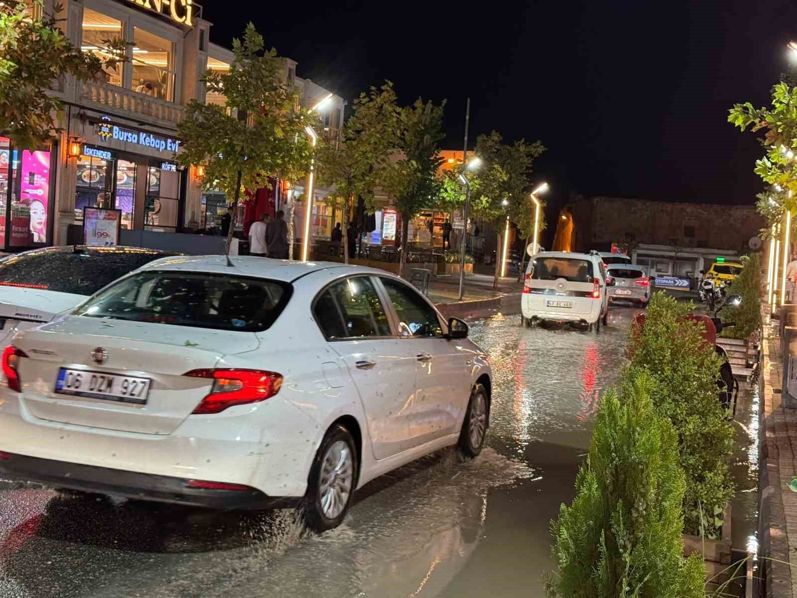 Mardin'de sağanak ve dolu etkili oldu