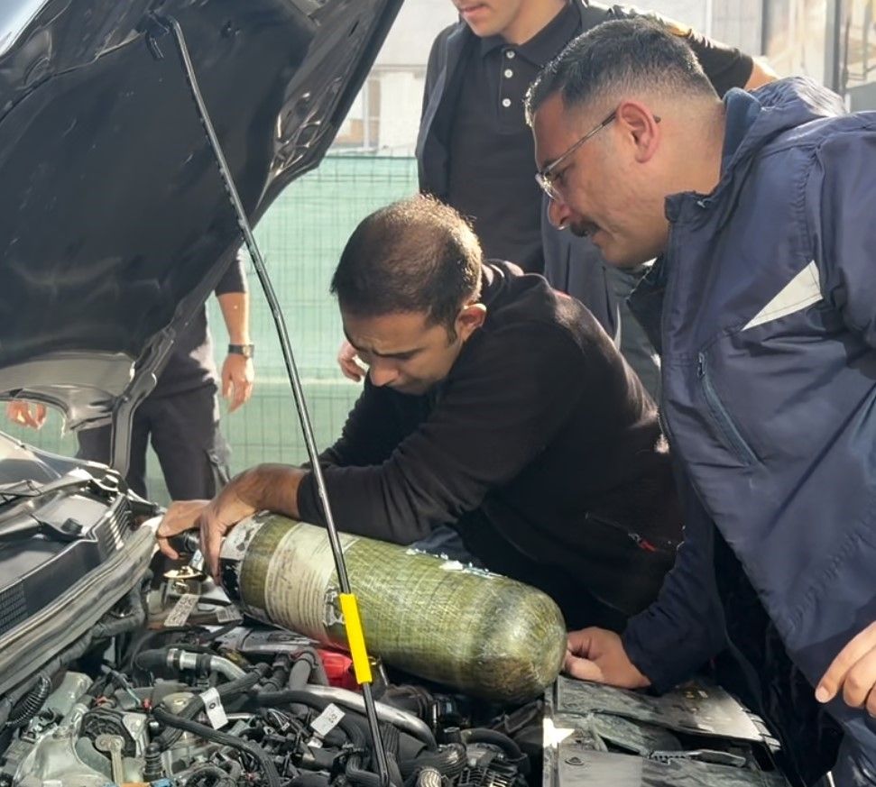 Otomobilin motor kısmına saklanan kedi oksijen gazı basılarak çıkarıldı