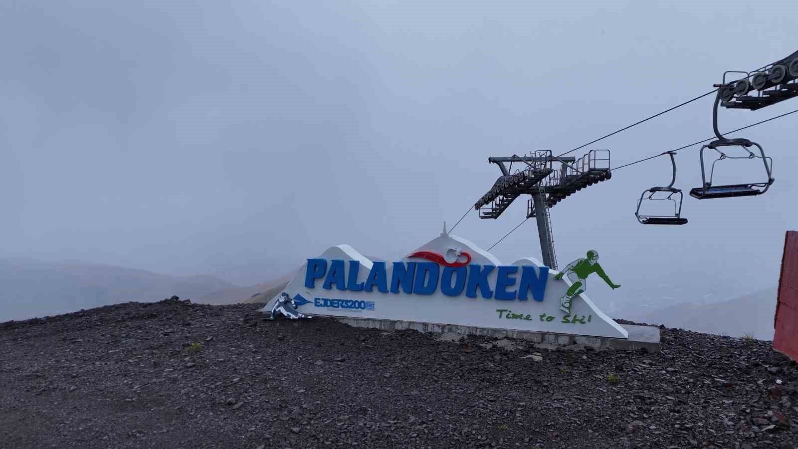 Palandöken'de kar yağışı etkili oluyor