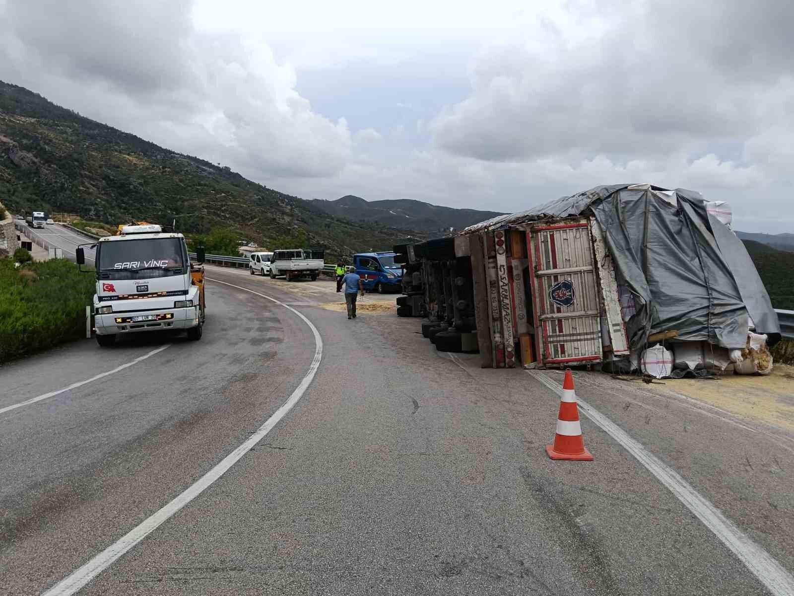 Saman balyası yüklü tır devrildi: 1 yaralı