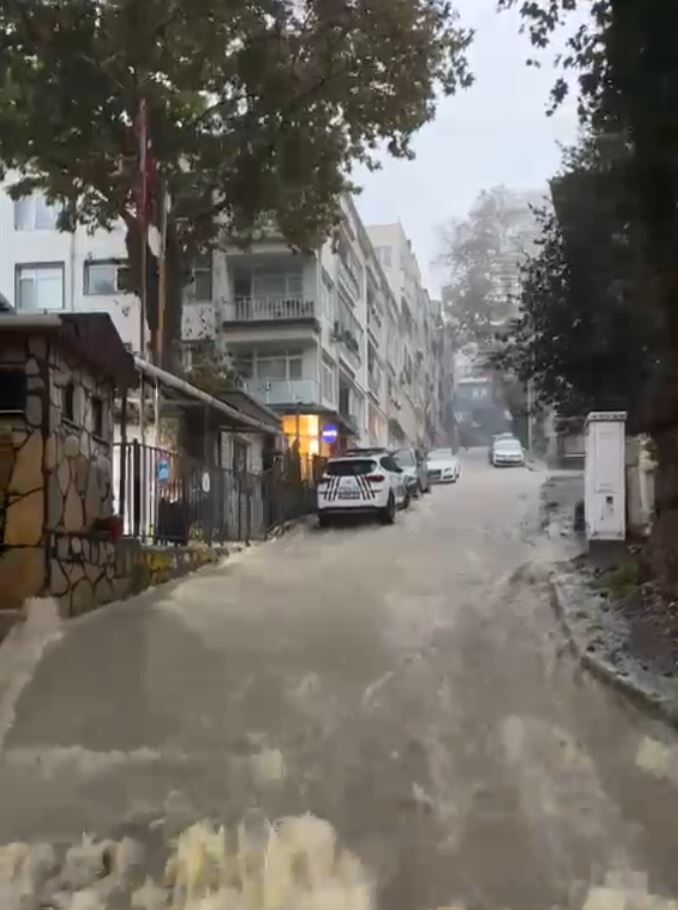 Sarıyer'de şelaleyi andıran görüntüler kamerada