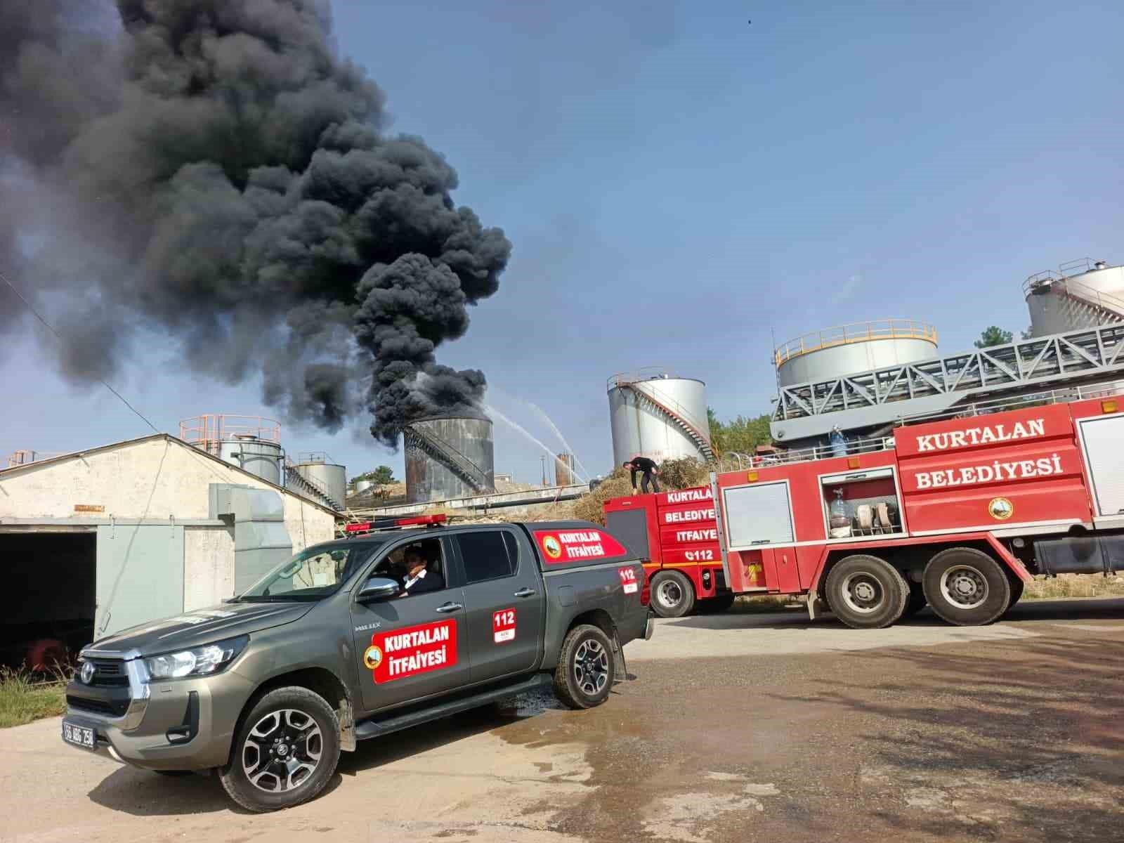 Siirt'te petrol sahasında yangın: Söndürme çalışmalarına TOMA da katıldı