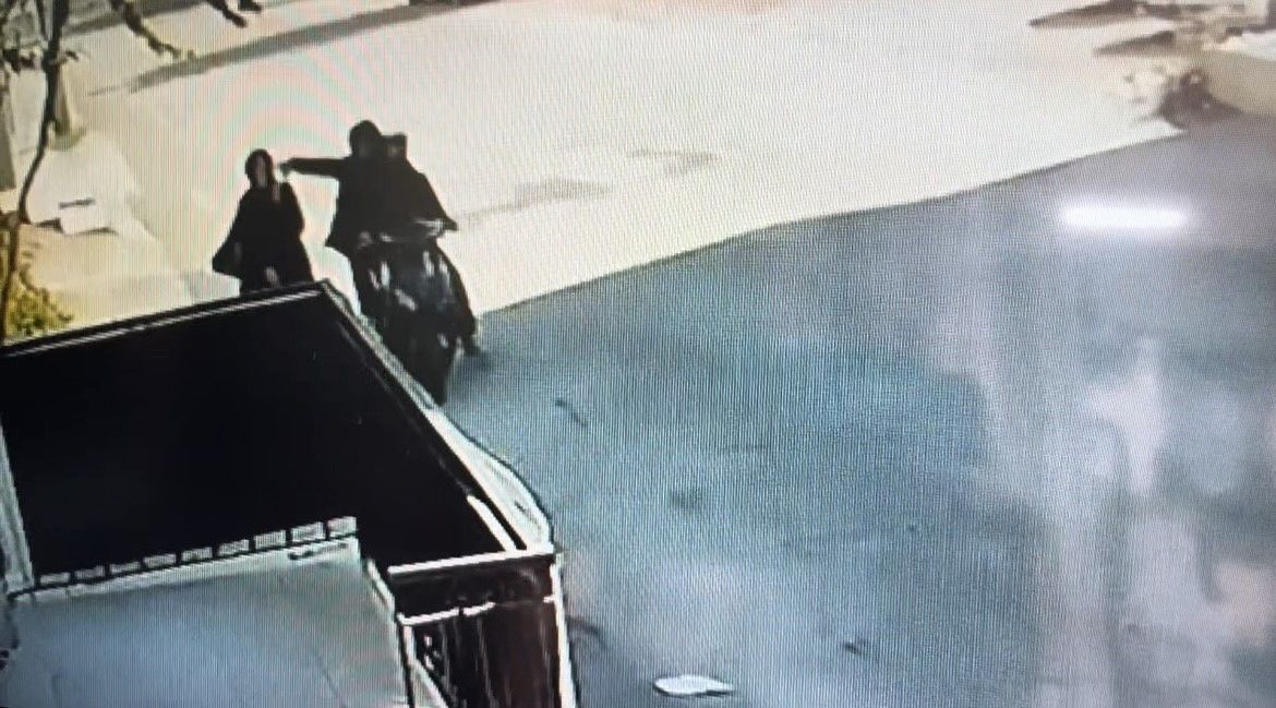 Telefonla konuşurken kapkaça uğradı : O anlar kamerada
