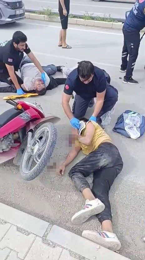 Tırla çarpışan motosikletteki 3 genç yaralandı