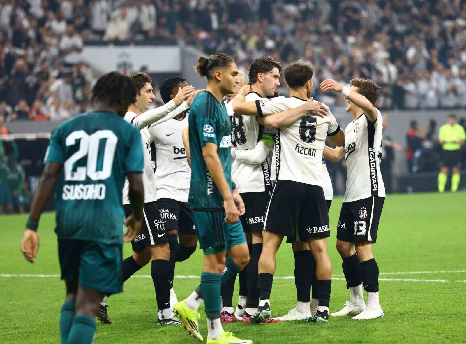 Trendyol Süper Lig: Beşiktaş: 2 - Kocaelispor: 1 (İlk yarı)