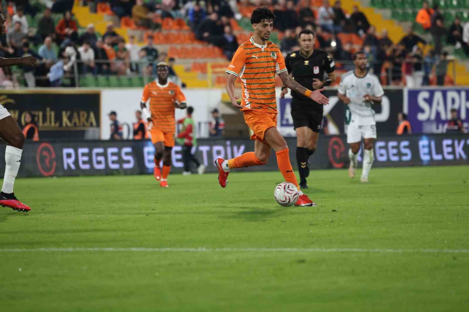 Trendyol Süper Lig: Corendon Alanyaspor: 1 - Kocaelispor: 2 (Maç sonucu)