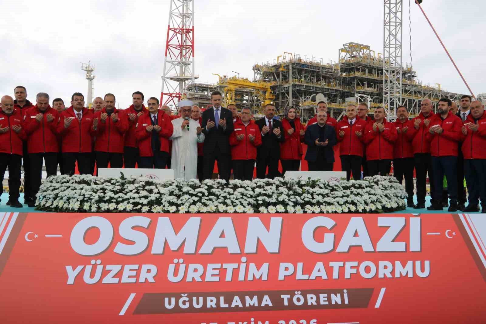 Türkiye'nin ilk yüzer doğalgaz işleme tesisi Osman Gazi, 20 yıl boyunca görev yapacağı Karadeniz'e uğurlandı