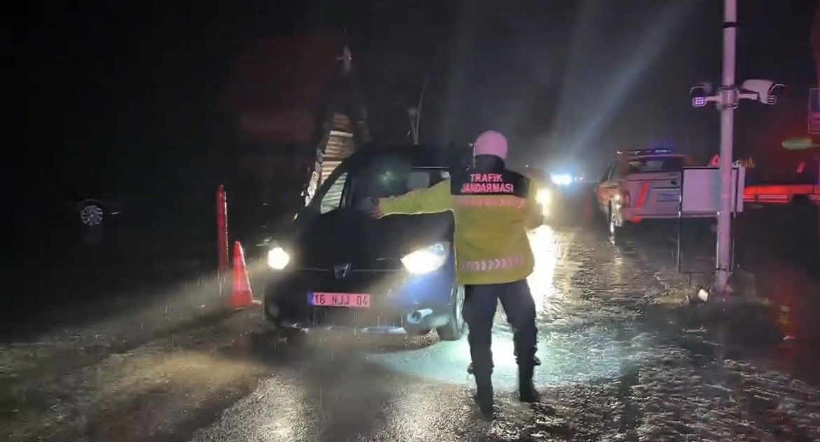 Uludağ'da kar kalınlığı 20 santimetreye ulaştı: Jandarma denetime geçti