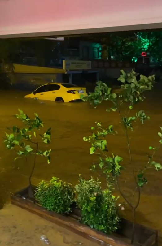 Yalova'da sağanakta dereler taştı, araçlar suda sürüklendi