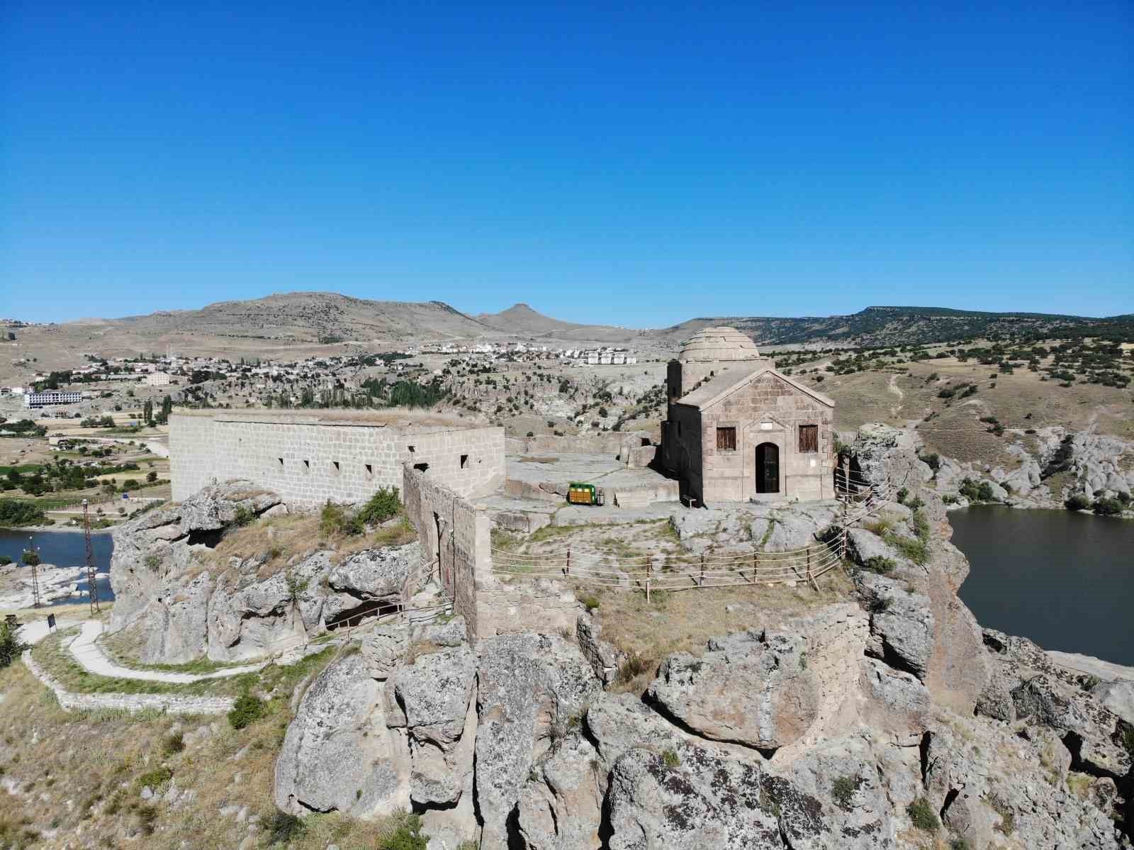 Yüksek Kilise yerli ve yabancı turistleri ağırlamaya devam ediyor