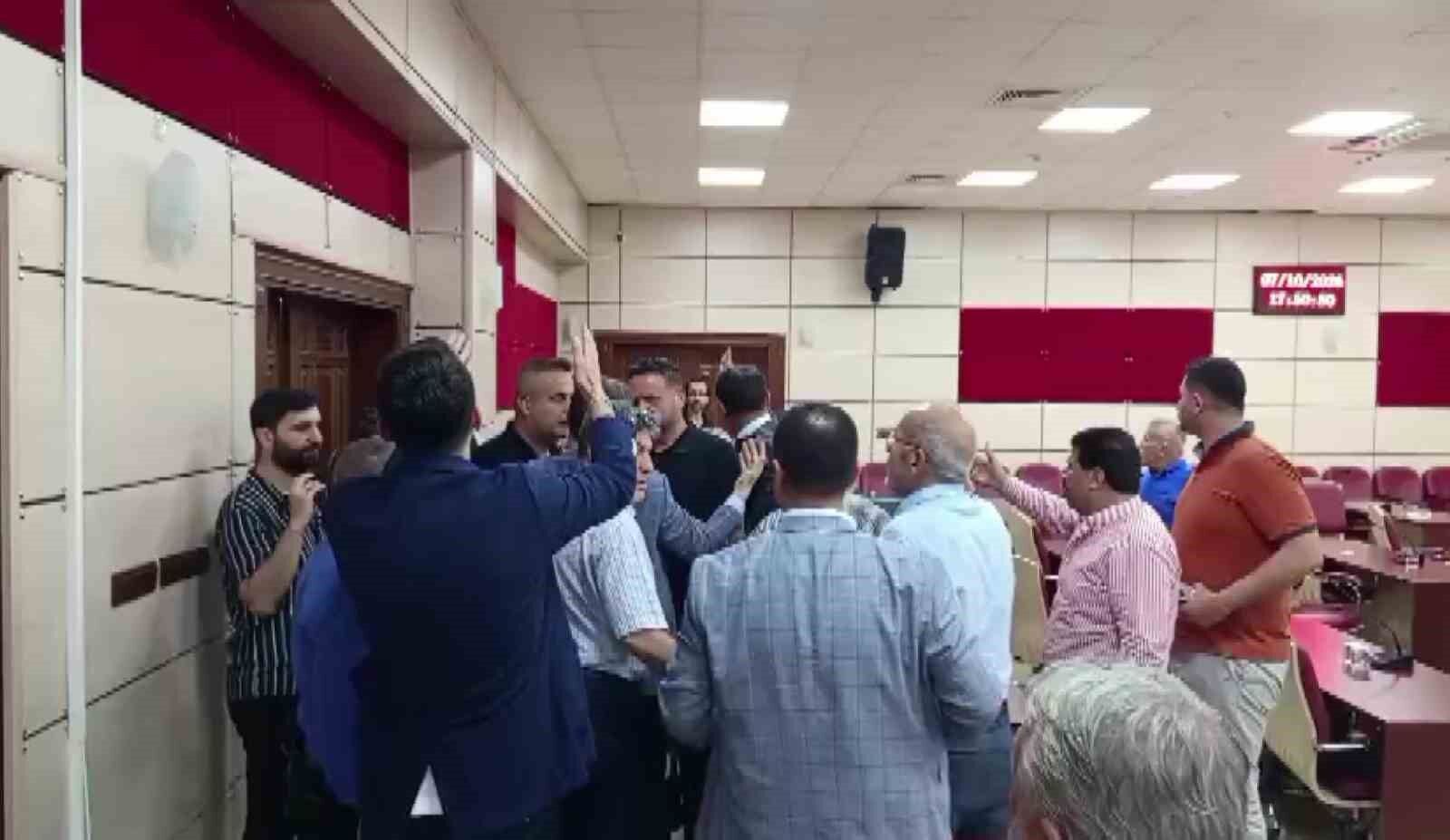 Yüreğir Belediye Meclisi'nde 'satılık' tartışması: CHP'li iki meclis üyesi birbirine girdi